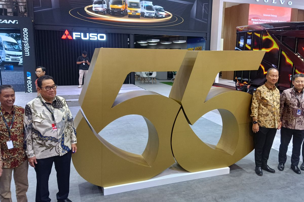 Agus Gumiwang di booth Mitsubishi Fuso