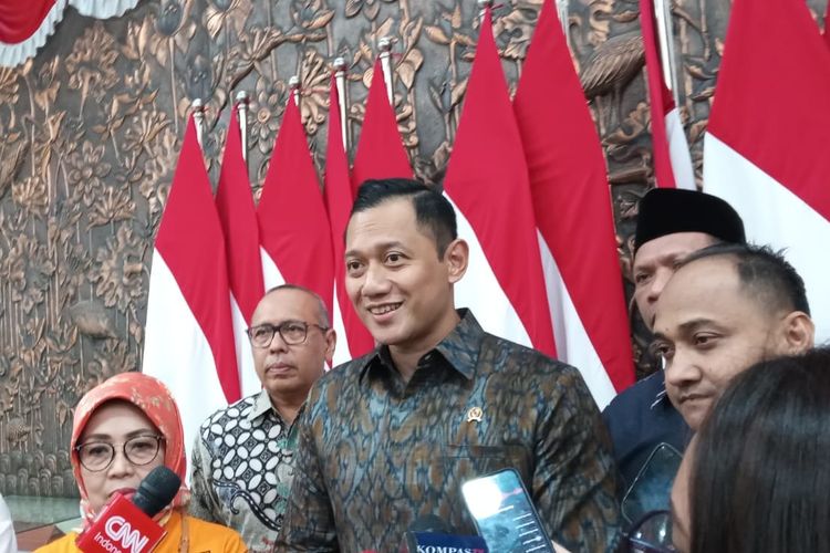 Menteri ATR/Kepala BPN Agus Harimurti Yudhoyono (AHY) saat ditemui usai Rapat Kerja dengan Dewan Perwakilan Daerah (DPD) Republik Indonesia di Kompleks Parlemen Jakarta, Selasa (2/7/2024).