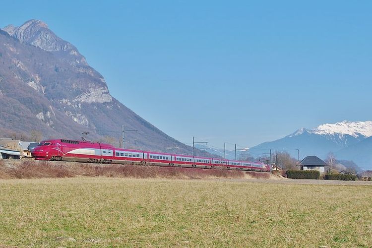 Kereta cepat Thalys sedang melaju melintasi Pegunungan Alpen dari arah Amsterdam menuju Brussels.