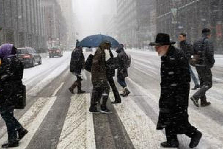 Hujan salju deras dan angin kencang melanda pantai timur AS, seperti di kota New York 