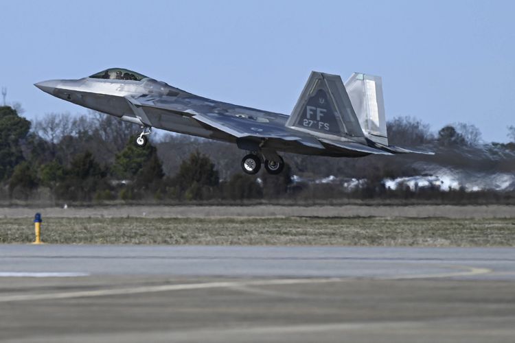 Jet tempur F-22 Raptor milik Angkatan Udara Amerika Serikat saat lepas landas di Pangkalan Bersama Langley-Eustis, Virginia, Sabtu (4/2/2023). Atas perintah Presiden Joe Biden, militer AS menembak jatuh benda diduga balon mata-mata China di lepas pantai South Carolina.