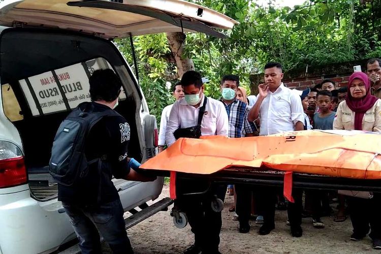 Seorang ibu rumah tangga, Satri Malik (SM) (36), ditemukan tewas dalam rumah kontrakannya, di Lingkungan Perumnas Kelurahan Waruruma, Kecamatan Kokalukuna, Kota Baubau, Sulawesi Tenggara, Senin (15/1/2024) siang.