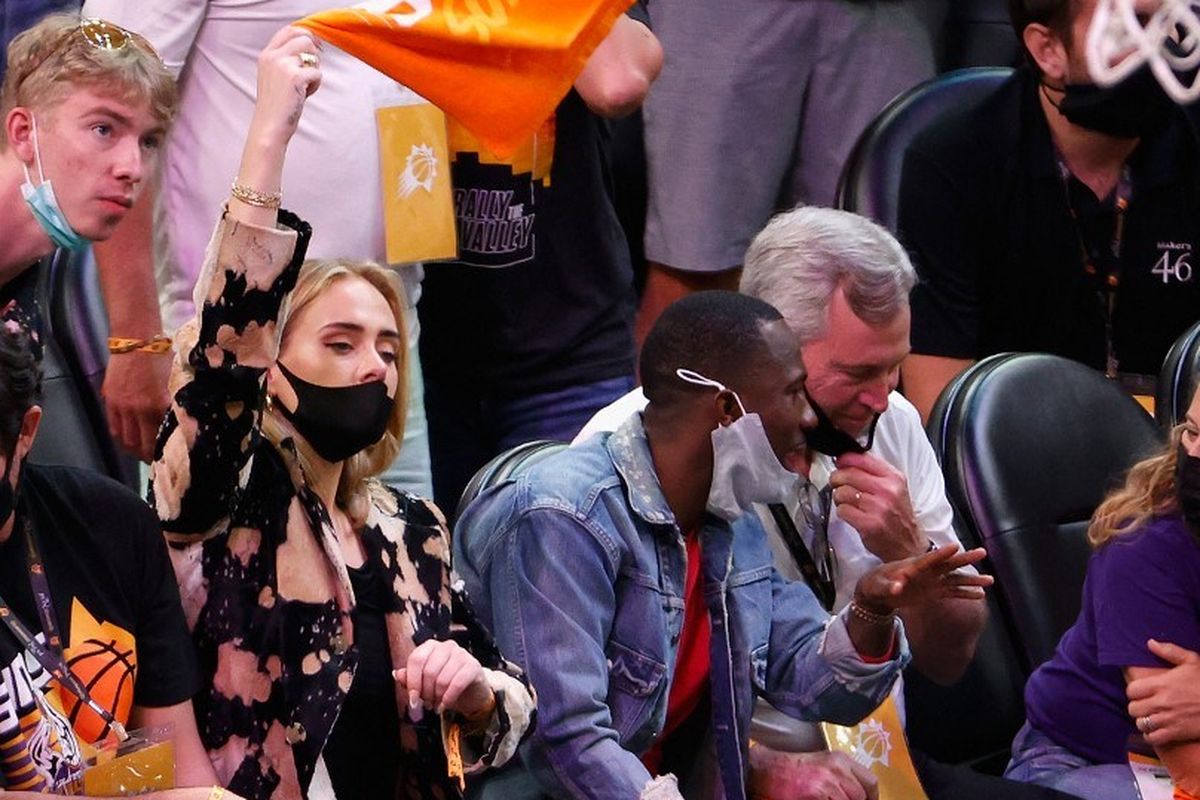 Penyanyi Adele dan Rich Paul (mengenakan jaket denim) menyaksikan pertandingan kelima NBA Finals antara Phoenix Suns dengan Milwaukee Bucks Images via AFP)