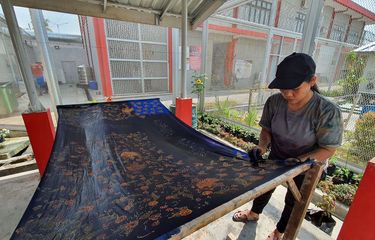 Terpidana mati Mary Jane Fiesta Feloso sedang melakukan pewarnaan batik di Lembaga Pemasyarakatan Perempuan (LPP) Kelas IIB Yogyakarta di Wonosari, Gunungkidul, Senin (18/4/2022).
