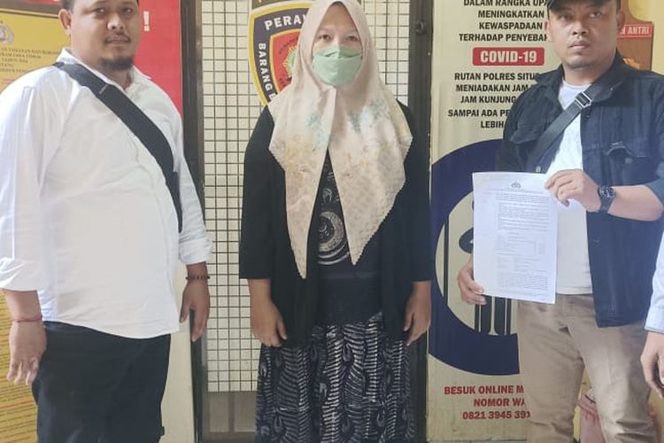 Tersangka penipuan arisan bodong (tengah) ketika berada di Mapolres Situbondo pada Senin (9/10/2023).