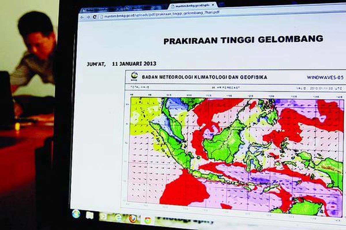 Peta prakiraan tinggi gelombang saat diperlihatkan di kantor Stasiun Badan Meteorologi, Klimatologi, dan Geofisika, Bandung,  Jawa Barat, Rabu (9/1). Ketinggian gelombang di  Samudra Hindia untuk prakiraan Jumat (11/1) akan mencapai 4 meter hingga 6 meter akibat dampak badai Narelle yang bergerak dari barat Australia ke arah barat. Hal tersebut  berdampak pada  cuaca ekstrem di sejumlah wilayah di Indonesia hingga pertengahan Januari.