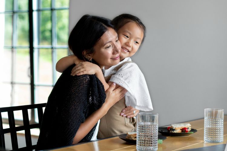 Validasi membuat anak merasa aman, didengar, dan dipercaya. Simak panduan kalimat validasi yang bisa digunakan orangtua sesuai tahap usia anak.