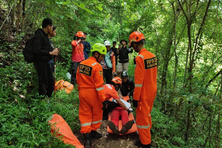 Petugas BPBD Kota Kediri, Jawa Timur, mengevakuasi pendaki yang tergelincir di Gunung Klotok, Minggu (2/11/2025)
