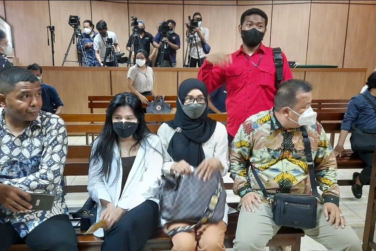 Ibu Adam Deni (berjilbab hitam), dan Elsya Rosana menghadiri sidang perdana Adam Deni di Pengadilan Negeri (PN) Jakarta Utara, Senin (7/3/2022).