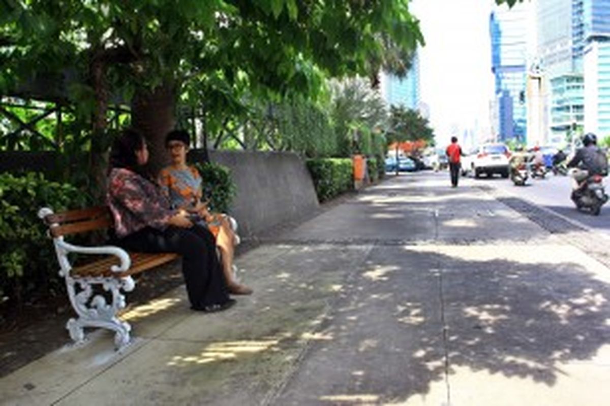 Warga sedang duduk di bangku taman yang sudah terpasang di Jalur Pedestrian Jalan Thamrin, Bundaran Hotel Indonesia, Jakarta Pusat, Rabu (19/6/2013). 