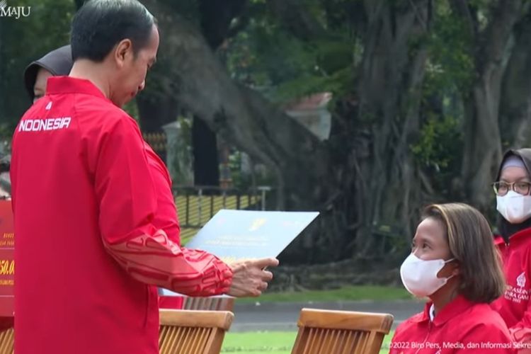 Presiden Joko Widodo saat memberikan bonus kepada para atlet peraih medali dalam ajang ASEAN Paralympic Games (Paragames) ke-11 di Halaman Istana Merdeka, Senin (28/11/2022).