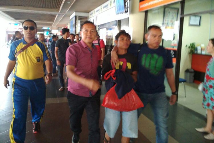 Juni Aryadi, pelaku Pembunuhan Meli yang merupakan pacarnya sendiri saat tiba di Batam dari Bengkulu. Juni Aryadi dikawal ketak buser Polsek Nongsa, Sabtu (31/3/2018)