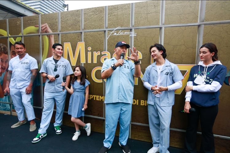 Para cast film Miracle In Cell No.7 dalam acara rilis OST Balon Udara yang digelar di Stasiun Dukuh Atas, Jakarta Selatan, Jumat (26/8/2022)