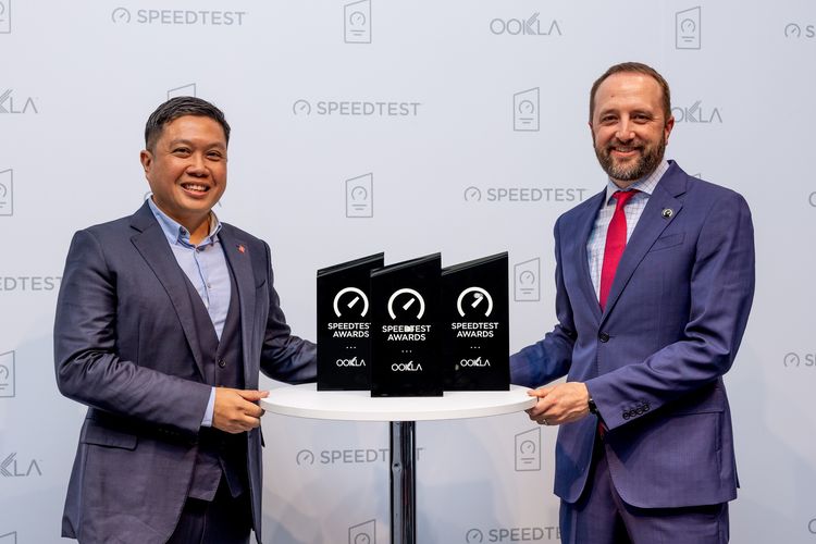 (Kiri-kanan) Direktur Marketing Telkomsel Derrick Heng menerima tiga penghargaan yang diraih Telkomsel pada ajang Ookla Speedtest Awards 2022, yakni Fastest Mobile Network, Best Mobile Coverage, dan Best Mobile Network. Penghargaan diserahkan langsung oleh Ookla Chief Commercial Officer Shawn Heidel dalam acara tahunan Mobile World Congress 2023 di Barcelona, Spanyol.
