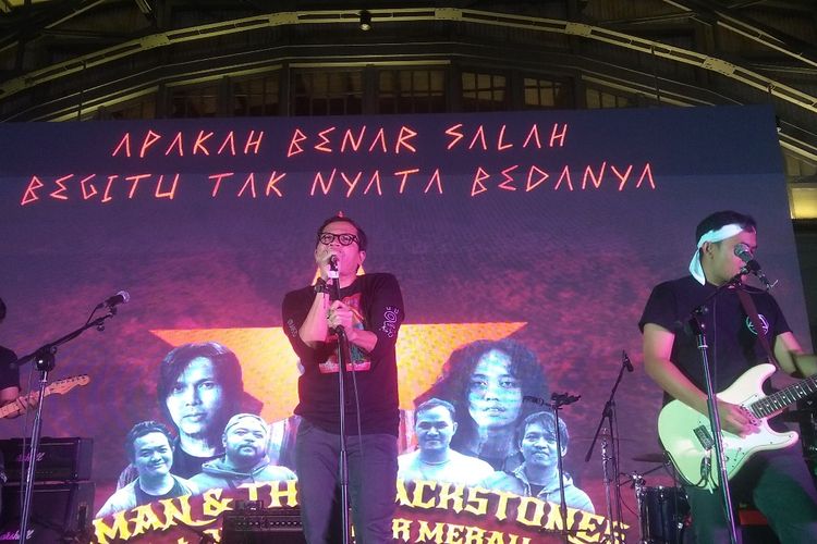 Direktur Eksekutif Amnesty Internasional Indonesia Usman Hamid (memegang mikrofon) saat peluncuran lagu dalam peringatan 75 tahun hari Hak Asasi Manusia di Jakarta, Minggu (4/12/2023).