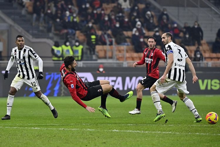Striker AC Milan Olivier Giroud (tengah/merah) terjatuh saat pertandingan Serie A Liga Italia antara AC Milan vs Juventus pada 23 Januari 2022 di Stadion San Siro di Milan. Terkini, laga Milan vs Juventus bakal kembali digelar di Stadion San Siro pada Sabtu (8/10/2022) malam WIB.