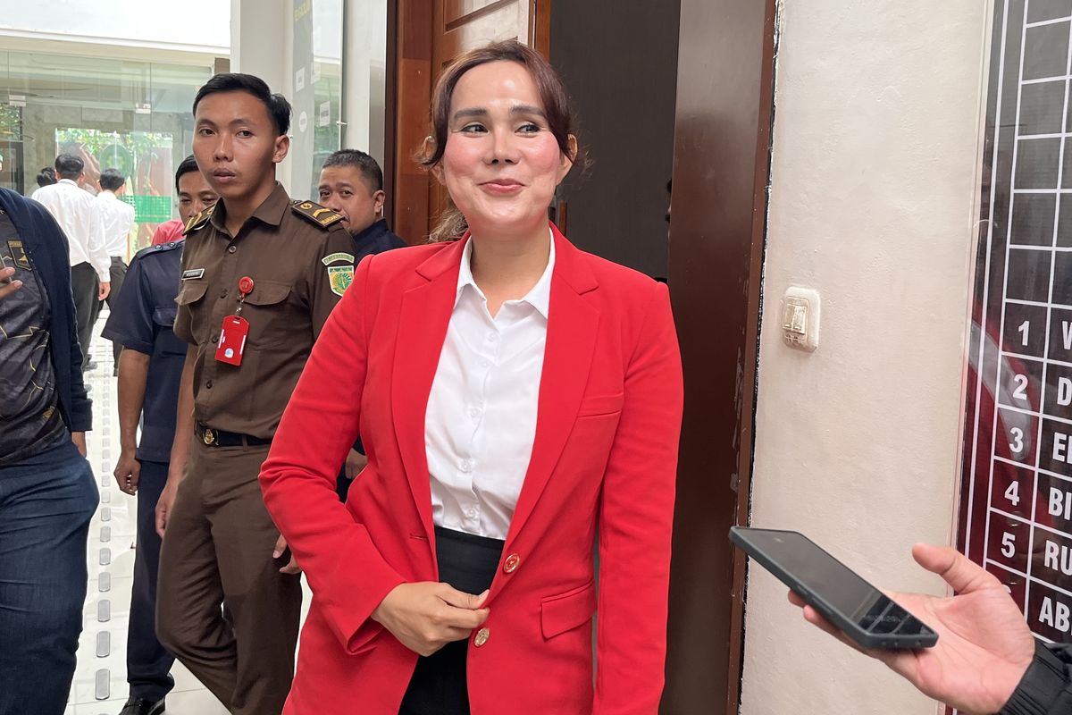 Isa Zega usai mengikuti sidang pembacaan putusan sela di Pengadilan Negeri Kepanjen, Selasa (18/3/2025).