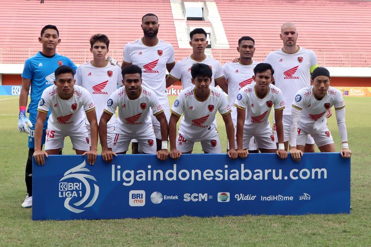 Pemain PSM Makassar foto bersama jelang kick off pertandingan pekan ke-14 Liga 1 2022-2023 melawan Bhayangkara FC yang berakhir dengan skor 0-0 di Stadion Maguwoharjo Sleman, Senin (12/12/2022) sore.