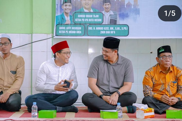 Penasehat Relawan Kolaborasi Bobby Nasution, Hasanul Jihadis (baju putih) saat mengobrol dengan Bobby Nasution pada 11 November 2023
