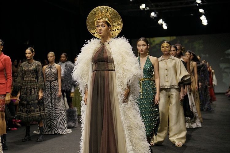 Momen ketika model Paula Verhoeven berjalan di panggung Arab Fashion Week 2022/2023 setelah 3 tahun vakum.