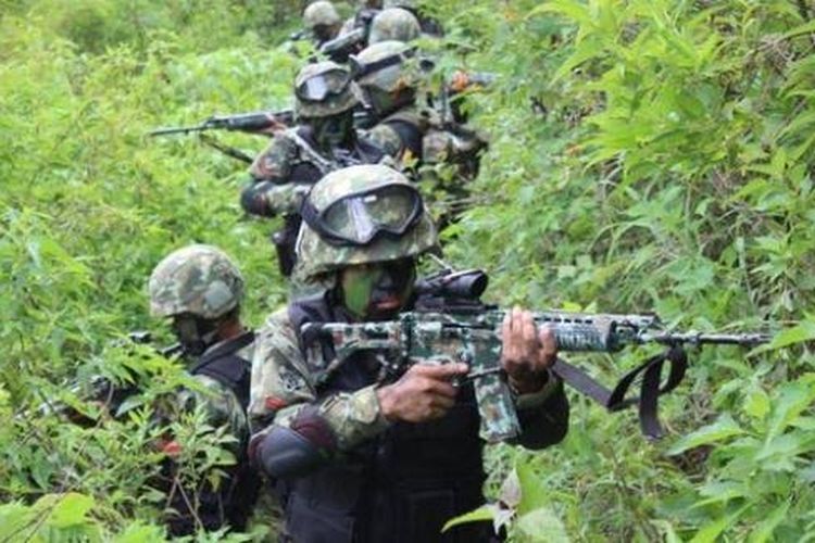 Prajurit TNI tengah berkonsentrasi saat melakukan pengintaian di Kampung Jalai, Distrik Sugapa, Intan Jaya, Papua.