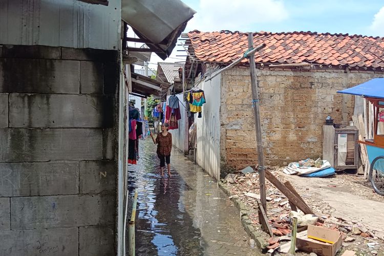 Banjir di Kawasan Gang H.Musanif, RT 08/RW 08 Kedaung Kaliangke, Cengkareng, Jakarta Barat mulai surut pada siang hari ini, Senin (28/2/2023).