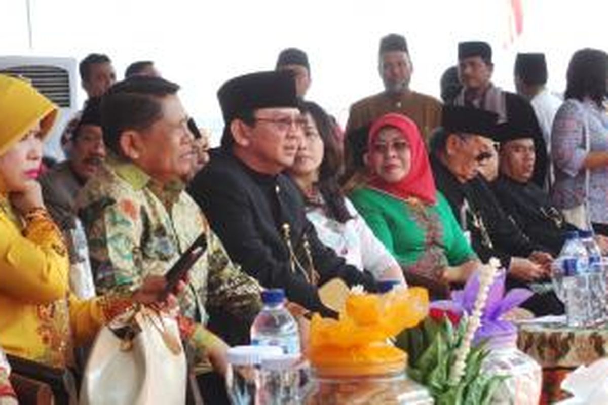 Wakil Gubernur DKI Jakarta Basuki Tjahaja Purnama (tengah) bersama istri, Veronica Tan menggunakan baju adat khas Betawi, saat Lebaran Betawi, di Monas, Minggu (14/9/2014). Di samping kanan Basuki turut hadir Kapolda Metro Jaya Inspektur Jenderal Polisi Unggung Cahyono.