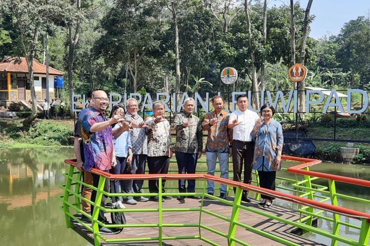 Ekoriparian pertama di wilayah kampus yang diberi nama Ekoriparian Leuwi Padjadjaran di kawasan Danau Jatinangor, Universitas Padjadjaran, diresmikan pada Selasa (9/7/2024). 