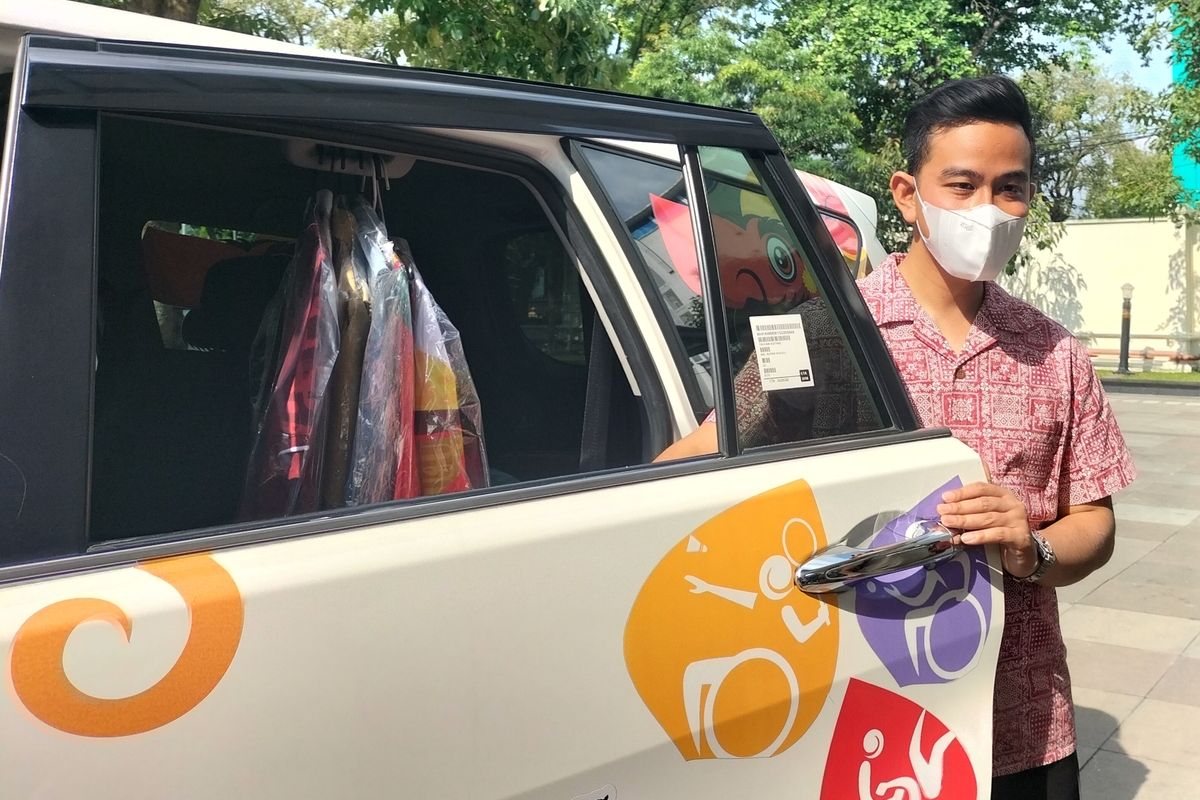 Wali Kota Solo Gibran Rakabuming Raka saat akan masuk ke mobil dinasnya di Loji Gandrung, Jalan Slamet Riyadi, Kota Solo.