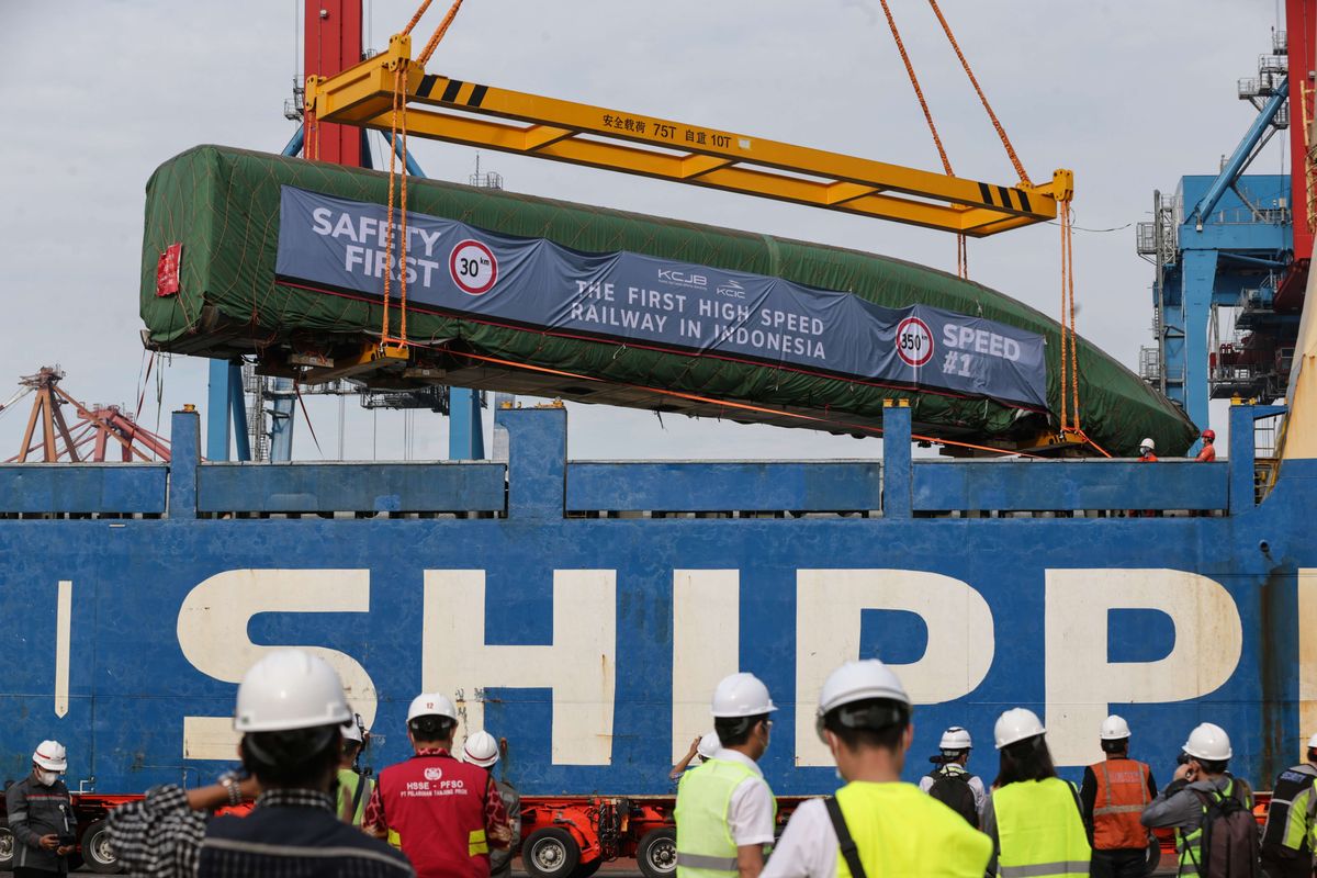 Rangkaian Kereta Cepat Jakarta-Bandung diturunkan dari kapal di Pelabuhan Tanjung Priok, Jakarta, Jumat (2/9/2022). Rangkaian kereta tersebut merupakan pengiriman tahap awal dari pelabuhan Qingdao di Provinsi Shandong, China, pada 21 Agustus 2022 lalu.