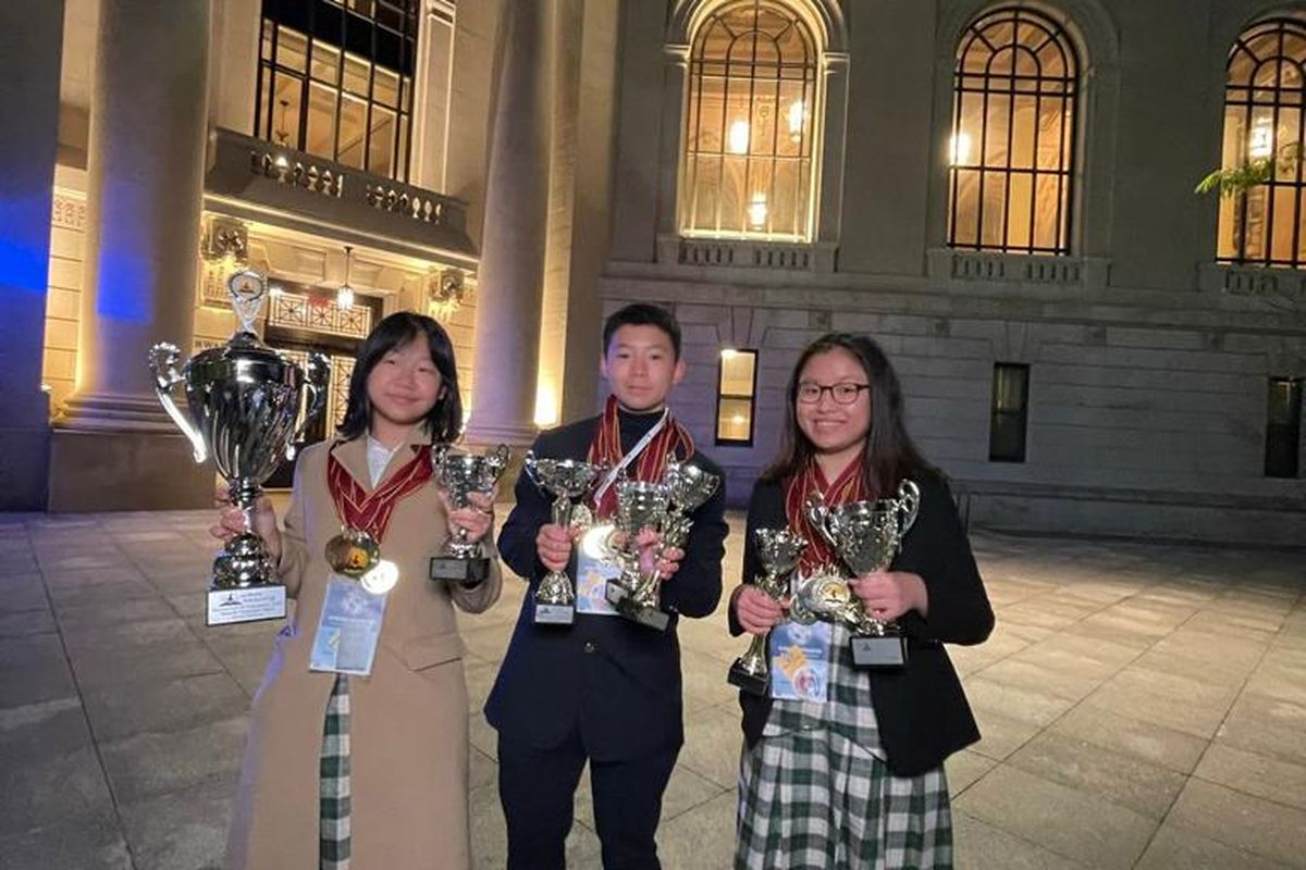 Jayden Christian Budiman, Audrey Effendi, dan Caitlin Valencia Yong, usai memenangi kompetisi debat internasional di ajang Tournament of Champions The World Scholar’s Cup (WSC) 2022 di Yale University, USA. (Dokumen pribadi Ibunda Jayden, Wiewie).