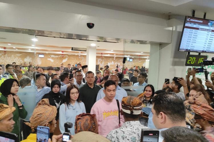 Gibran Rakabuming Raka tiba di Kupang, NTT, Jumat (29/12/2023) malam.