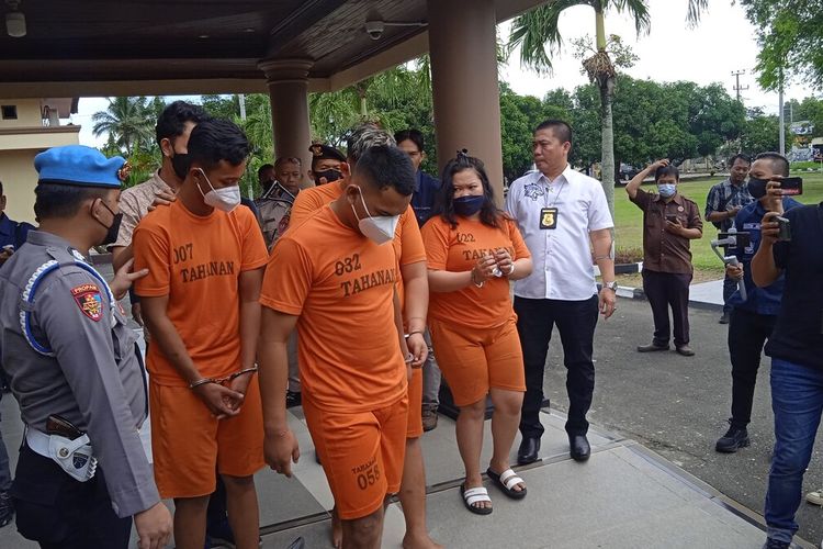 Empat pelaku pembunuhan berencana terhadap pengusaha papan bunga di Lampung saat dihadirkan dalam ekspos kasus di Mapolres Lampung Tengah, Rabu (29/6/2022).