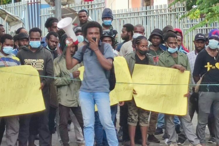 Puluhan mahasiswa melakukan unjuk rasa penolakan rencana pemekaran provinsi di depan Gapura Universitas Cenderawasih, Aksi tersebut berbarengan dengan aksi di lima titik lainnya yang tersebar di Distrik Abepura dan Heram, Jayapura, Papua, Selasa (8/3/2022)