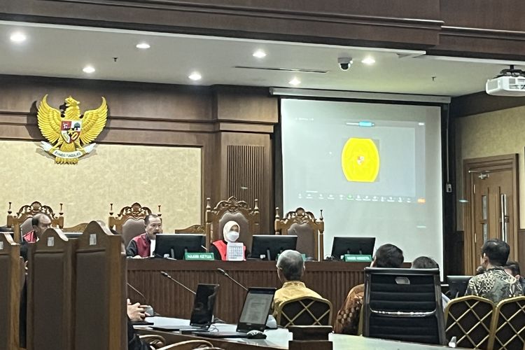 Ketua Majelis Hakim Fahzal Hendri dalam sidang dugaan korupsi proyek penbangunan Jalan Tol Sheikh Mohammed bin Zayed (MBZ) Jakarta-Cikampek (Japek) II Elevated Ruas Cikunir-Karawang Barat, di Pengadilan Tipijor Jakarta, Kamis (6/6/2024).