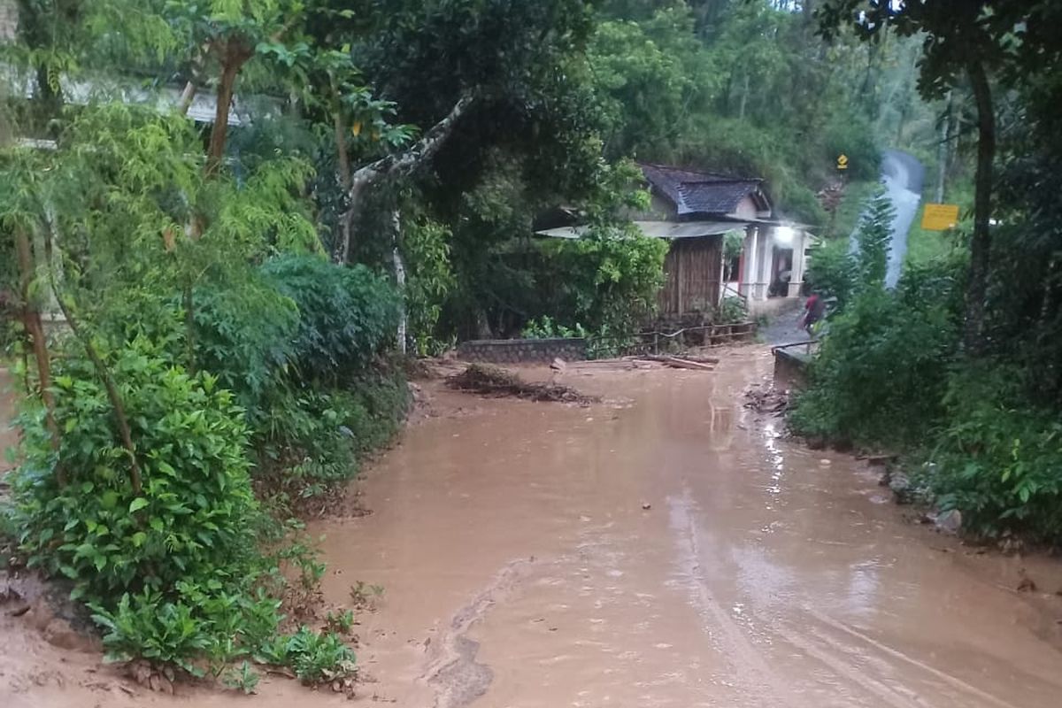 Bencana banjir di Kecamatan Mojo, Kabupaten Kediri, Jawa Timur,  Jumat (16/5/2025).