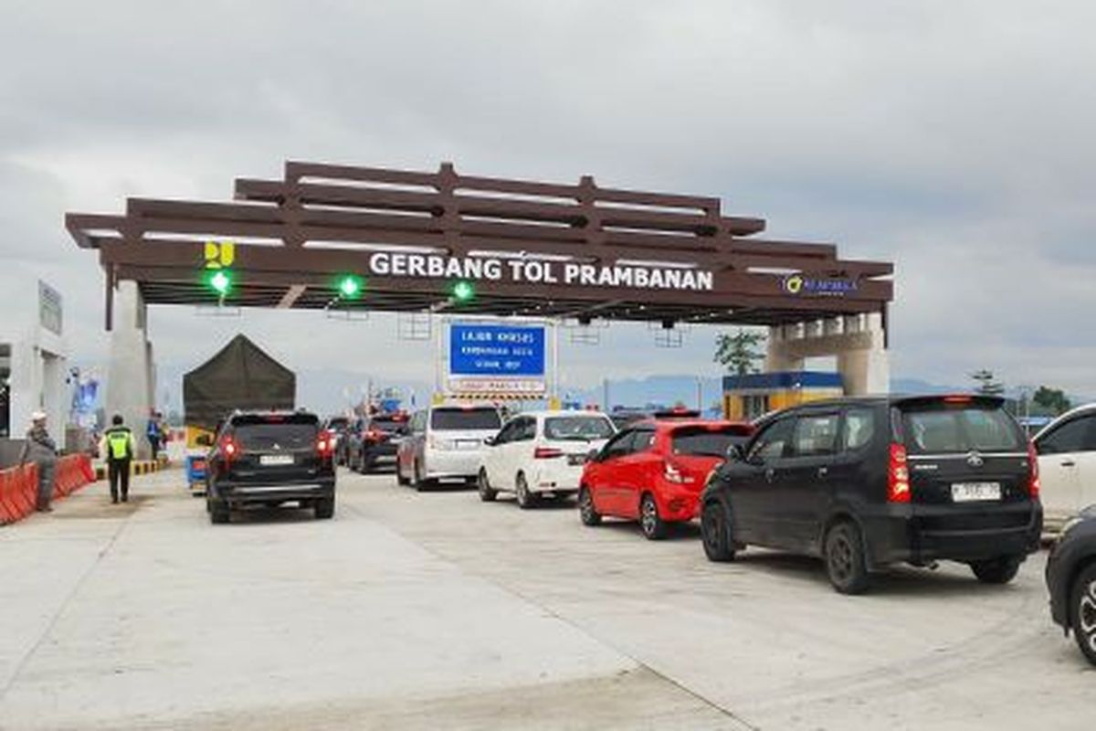 Kendaraan melintas di Jalan Tol Solo-Yogyakarta-NYIA Kulonprogo segmen Klaten-Prambanan setelah resmi dibuka hari ini, Rabu (2/7/2025).