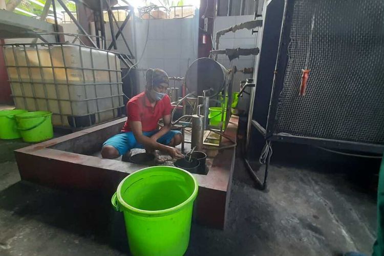 Proses pengolahan sampah plastik dari masyarakat pesisir diolah menjadi tiga jenis bahan bakar minyak oleh se kelompok warga Kota Cilegon, Banten