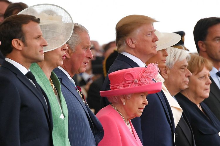 Para pemimpin dunia mulai dari kiri Presiden Perancis Emmanuel Macron, Perdana Menteri Inggris Theresa May, Pangeran Charles, Ratu Elizabeth II, Presiden Amerika Serikat Donald Trump, Ibu Negara Melania Trump, maupun Kanselir Jerman Angela Merkel menghadiri peringatan 75 tahun pendaratan Sekutu ke Normandia atau D-Day dalam babak terpenting Perang Dunia II di Portsmouth Rabu (5/6/2019).