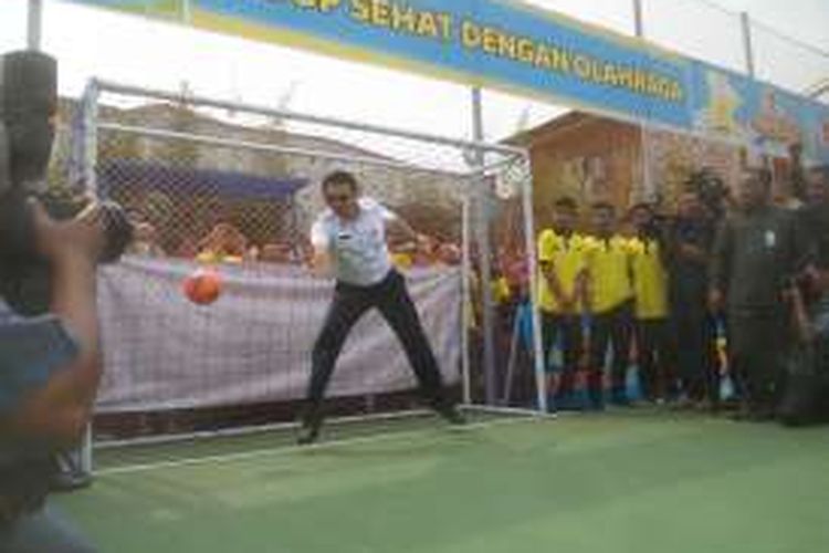 Gubernur DKI Jakarta Basuki Tjahaja Purnama menepis bola saat didaulat menjadi penjaga gawang yang menandai peresmian rumah publik terpadu ramah anak (RTPRA) di Jalan Swadaya II Nomor 6 Cipinang Besar Utara Jatinegara, Jakarta Timur, Rabu (30/3/2016).