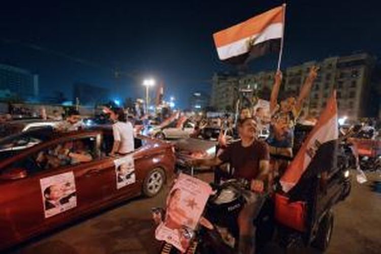 Para pendukung Jenderal Abdul Fattah al-Sisi turun ke jalanan kota Kairo merayakan kemenangan sang jenderal dalam pemilihan presiden Mesir.