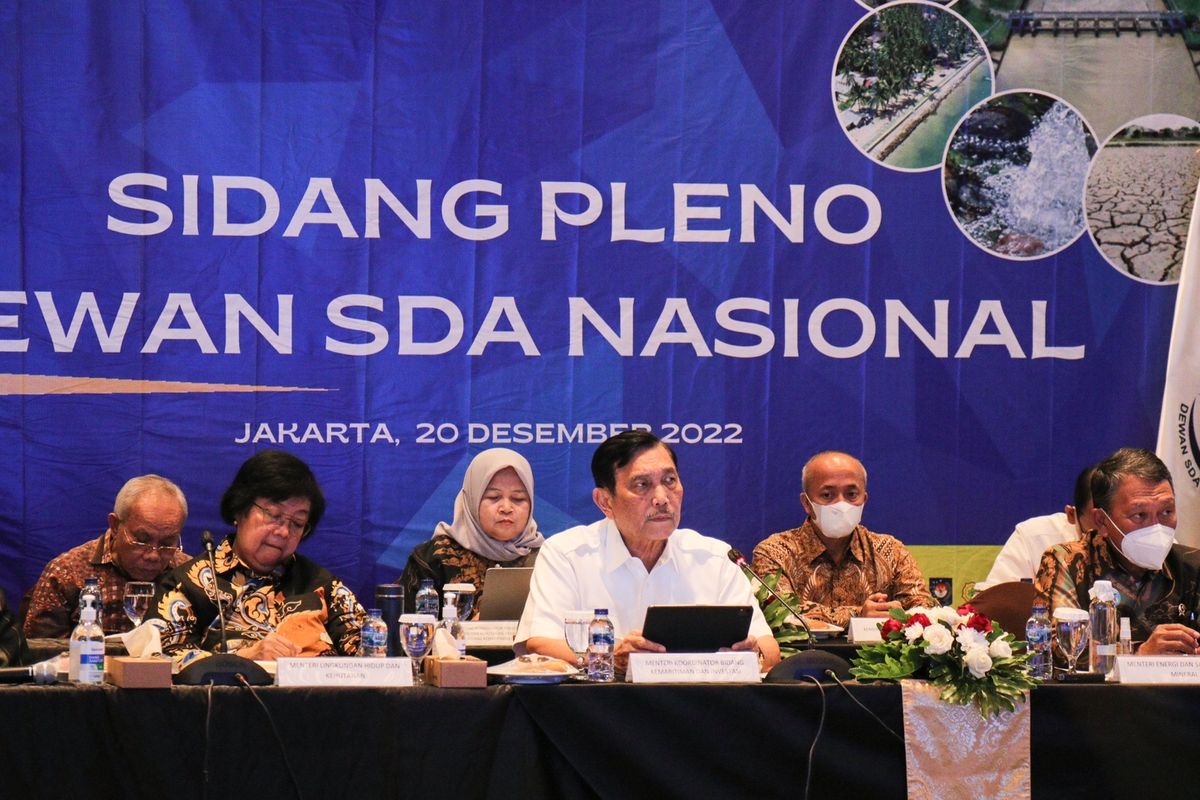 Menteri Koordinator Bidang Kemaritiman dan Investasi, Luhut Binsar Pandjaitan memimpin Sidang Pleno Sumber Daya Air di Jakarta, Selasa (20/12/2022).