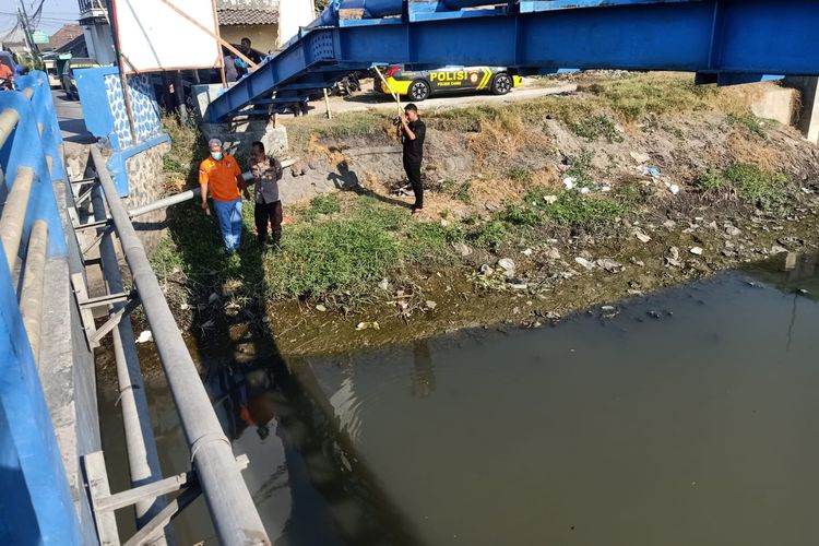 Proses olah TKP penemuan bayi di Sidoarjo