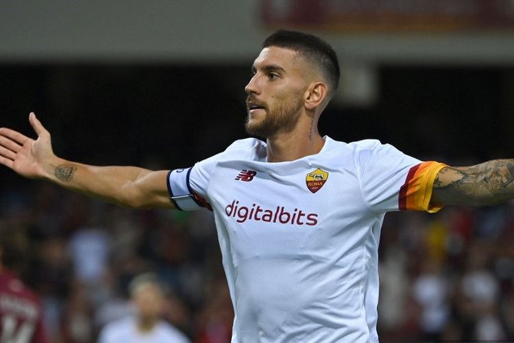 Kapten AS Roma, Lorenzo Pellegrini, melakukan selebrasi setelah mencetak gol selama pertandingan sepak bola Serie A Italia Salernitana vs As Roma di stadion Arechi di Salerno pada 29 Agustus 2021.