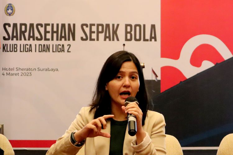 Waketum PSSI Ratu Tisha saat preskon usai Sarasehan Sepak bola Klub Liga 1 dan Liga 2 di Sheraton Hotel Surabaya, Sabtu (4/3/2023) sore. Soal penolakan yang muncul terhadap keikutsertaan Israel di Piala Dunia U20 2023 Indonesia, Ratu Tisha mengisyaratkan bahwa PSSI hanya akan fokus pada teknis penyelenggaraan Piala Dunia U20 di Indonesia.