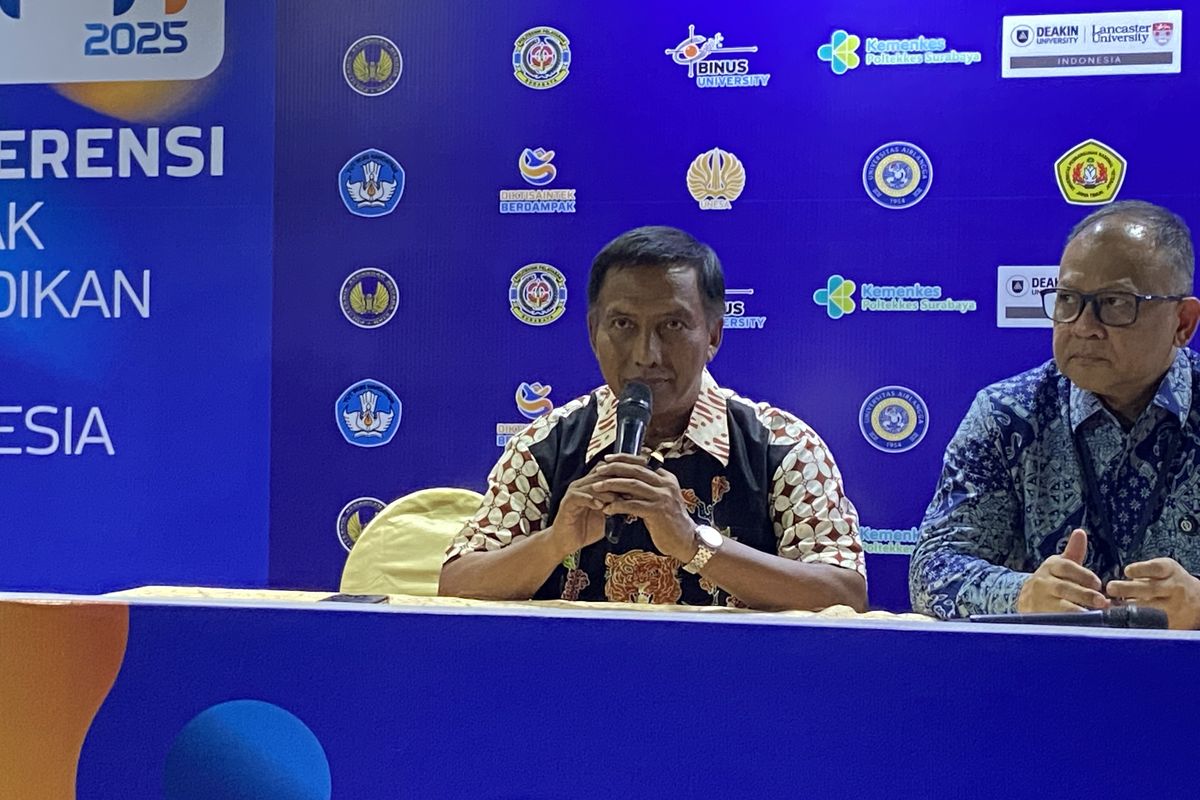 Rektor Universitas Negeri Surabaya (Unesa) Nurhasan, Rabu (19/11/2025)