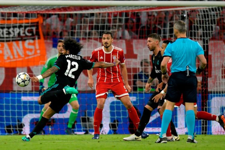 Bek Real Madrid, Marcelo, melepas tendangan ke arah gawang Bayern Muenchen pada laga pertama semifinal di Allianz Arena, Rabu (25/4/2018).