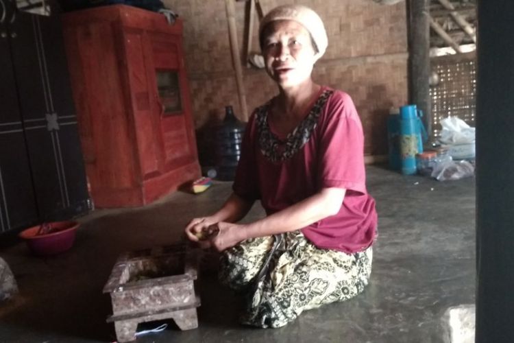 Dusun Sade, Desa Rembitan, Kecamatan Pujut, Lombok Tengah, NTB, menjadi objek wisata favorit karena di sana, wisatawan bisa menyaksikan langsung rumah adat Suku Sasak dan tradisi-tradisi khas seperti melulur lantai rumah dengan kotoran ternak. 