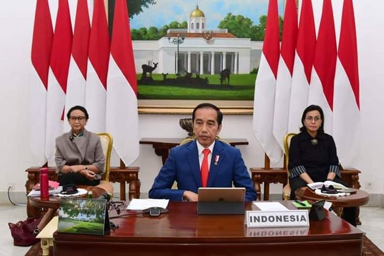 Presiden Joko Widodo mengikuti KTT Luar Biasa G20 secara virtual dari Istana Kepresidenan Bogor, Kamis (26/3/2020) malam. Jokowi didampingi Menteri Luar Negeri Retno Marsudi (kiri) dan Menteri Keuangan Sri Mulyani Indrawati.