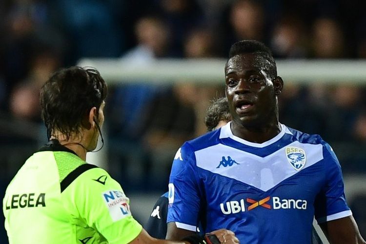 Mario Balotelli berbincang dengan wasit usai laga Brescia vs Napoli dalam lanjutan Serie A Liga Italia di Stadion Mario Rigamonti, 21 Oktober 2019. 